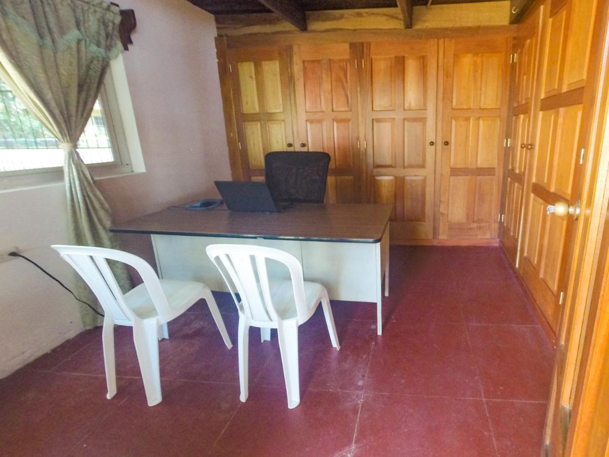 Chalet Castillo El Estor Εξωτερικό φωτογραφία