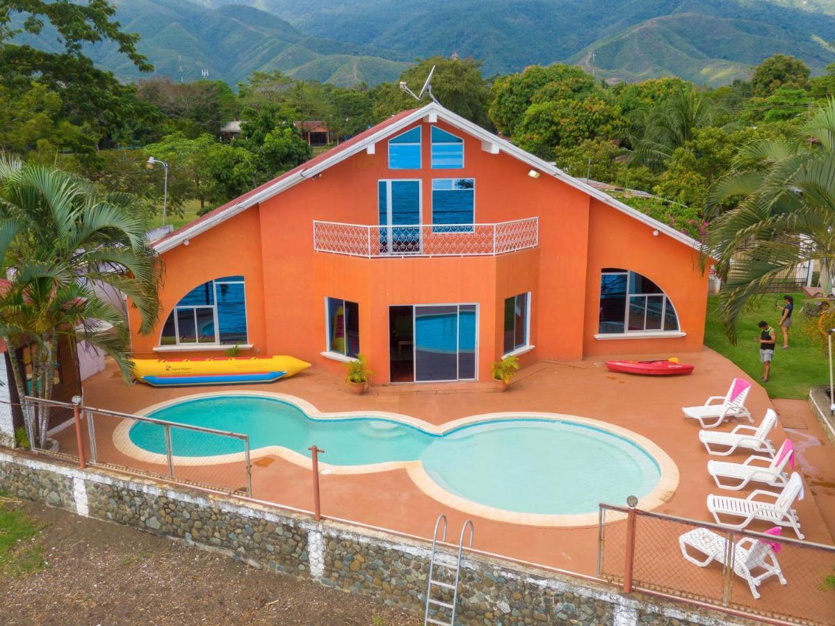 Chalet Castillo El Estor Εξωτερικό φωτογραφία